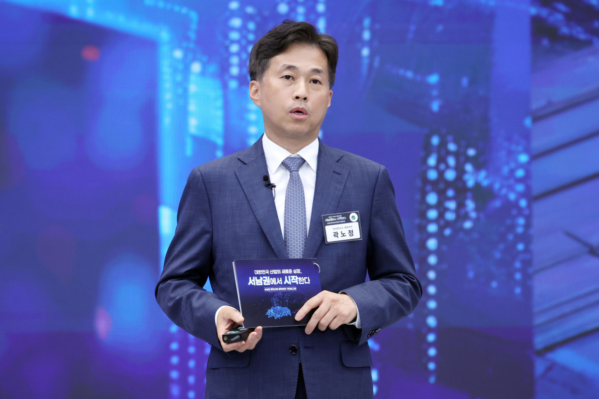 ▲곽노정 SK하이닉스 대표가 30일 이재명 대통령 주재로 광주 김대중컨벤션센터에서 열린 서남권 첨단산업 발전비전 국민보고회에서 투자계획을 발표하고 있다. (연합뉴스)