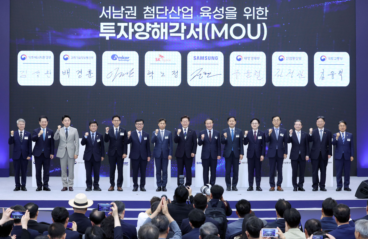 ▲이재명 대통령이 30일 광주 김대중컨벤션센터에서 열린 서남권 첨단산업 발전비전 국민보고회에서 정부와 기업의 MOU체결식이 끝난 뒤 참석자들과 기념촬영을 하고 있다. (사진=연합뉴스)