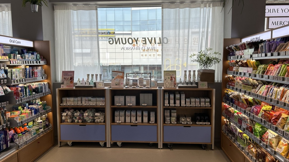 ▲올리브영 뷰티 맨션 성수 내부에 창문과 커텐 등 주택 요소가 그대로 적용돼 있다. (사진=연희진 기자)