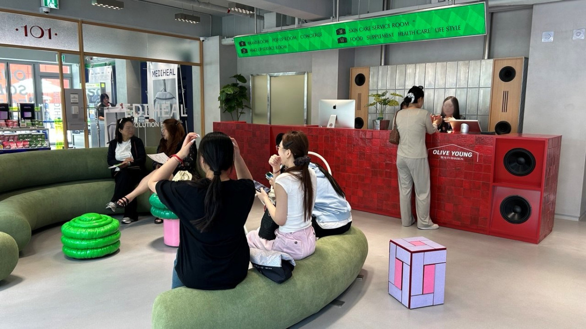 ▲올리브영 뷰티 맨션 성수 1층에 소비자들이 소파에 앉아 담소를 나누고 있다. (사진=연희진 기자)