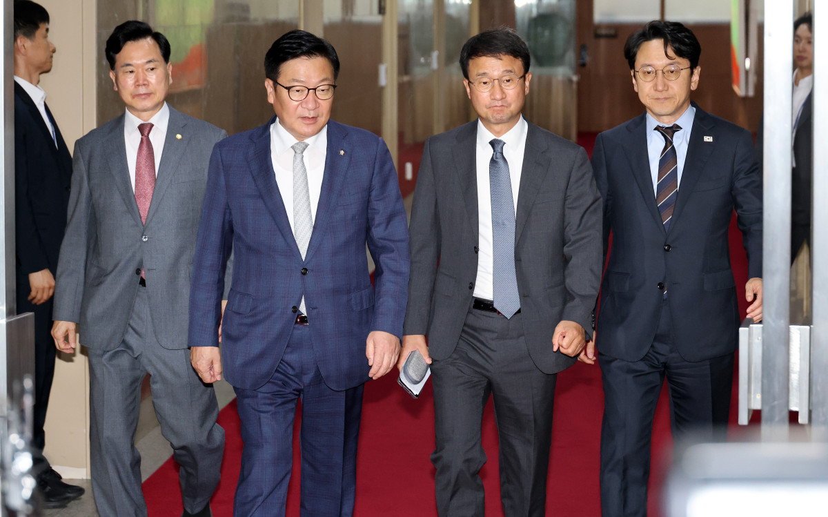 ▲더불어민주당 한병도 원내대표와 천준호 원내운영수석부대표, 국민의힘 정점식 원내대표와 김승수 원내운영수석부대표가 30일 국회에서 국회의장 주재 회동을 마친 뒤 운영위원장실로 향하고 있다. 사진=연합뉴스