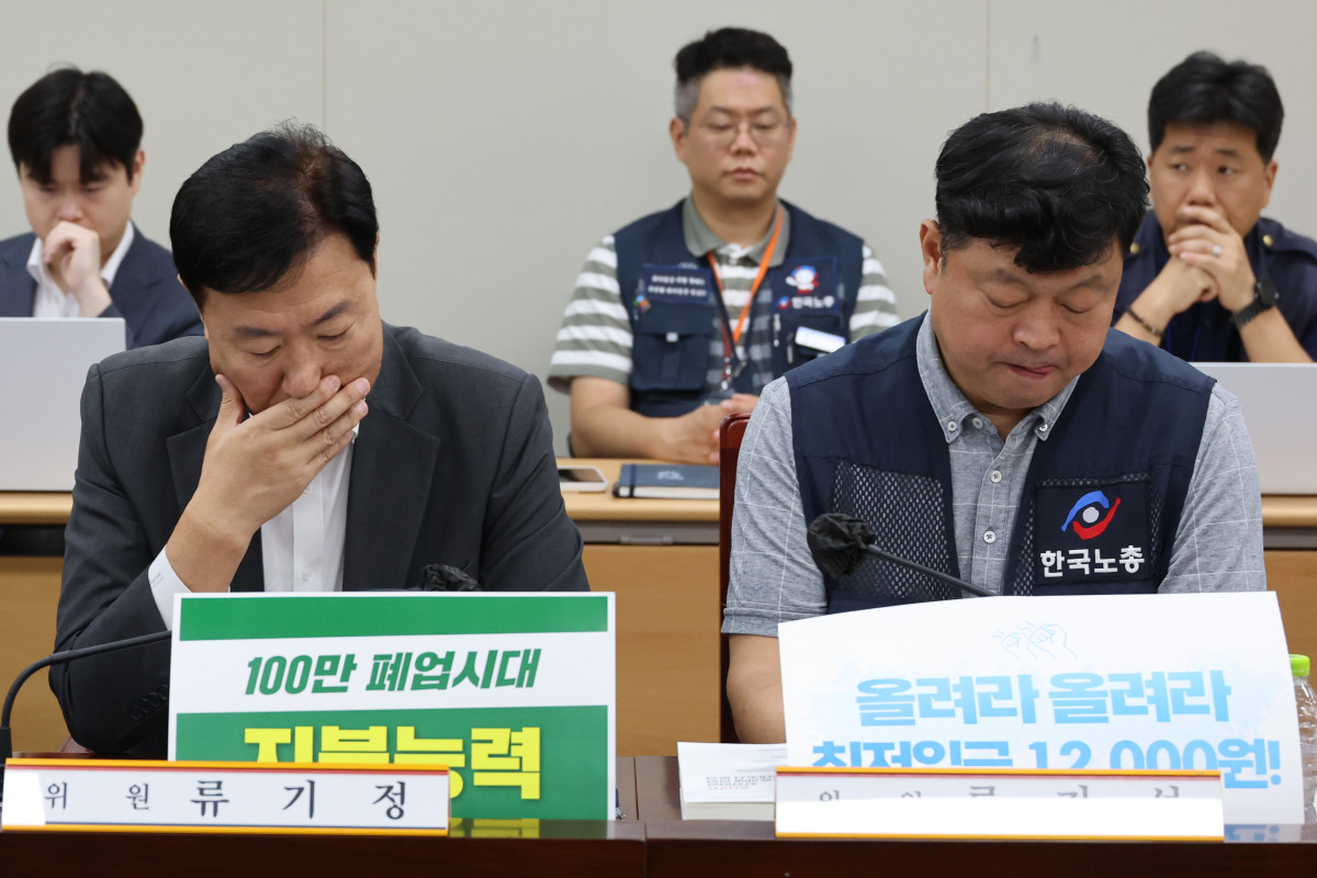 ▲<YONHAP PHOTO-7610> 내년 최저임금, 올해도 법정 시한 내 의결 불발    (세종=연합뉴스) 김주성 기자 = 30일 정부세종청사 최저임금위원회에서 열린 제10차 전원회의에서 사용자위원인 류기정 한국경영자총협회(경총) 전무(왼쪽)와 근로자위원인 류기섭 한국노총 사무총장이 참석자들의 발언을 듣고 있다.     내년도 최저임금 의결은 올해도 노사간 견해차로 법정 시한을 넘겼다. 2026.6.252026.6.30    utzza@yna.co.kr/2026-06-30 15:36:08/<저작권자 ⓒ 1980-2026 ㈜연합뉴스. 무단 전재 재배포 금지, AI 학습 및 활용 금지>