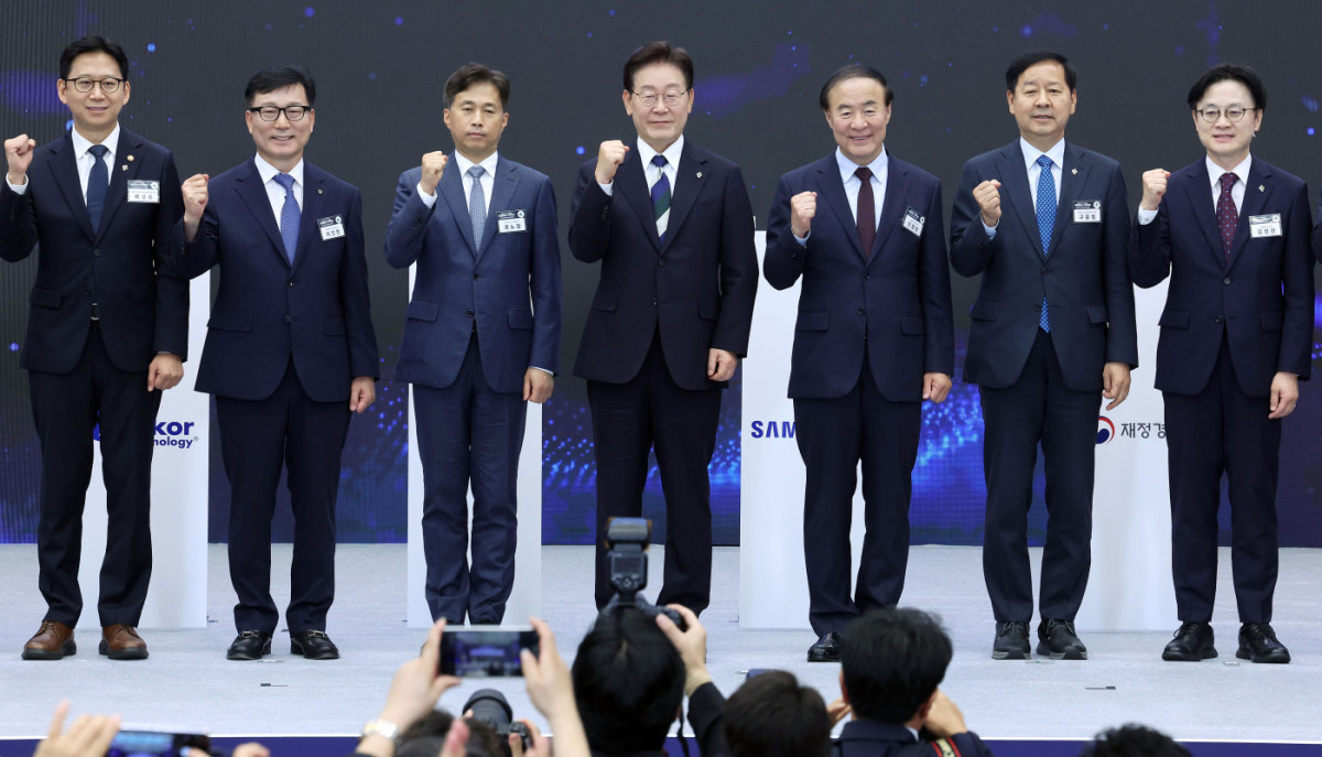 ▲이재명 대통령이 30일 광주 김대중컨벤션센터에서 열린 서남권 첨단산업 발전비전 국민보고회에서 정부와 기업의 MOU체결식이 끝난 뒤 참석자들과 기념촬영을 하고 있다. (연합뉴스)