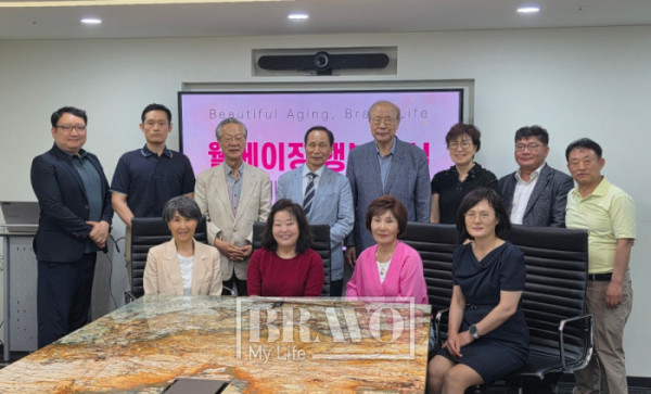 ▲웰에이징 행복교실 수료식 단체 사진.