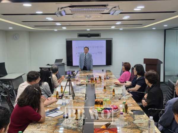 ▲강연을 마무리하고 있는 김익기 동아노인복지연구소장.
