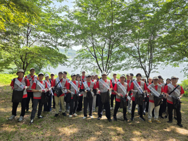 ▲학교안전공제중앙회 서울대공원 환경정화활동(사진출처=학교안전공제중앙회)