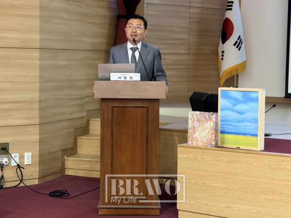 ▲12일 서울 여의도 국회의원회관에서 열린 '초고령사회, 실버타운이 미래다' 정책토론회에서 서동원 홈플릭스 의장이 발표하고 있다.(박지수 기자 jsp@)
