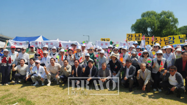 ▲15일 서울 세곡동 강남탄천파크골프장에서 열린 ‘하나더넥스트와 함께하는 제1회 비바브라보배 강남3구 파크골프대회’에서 조성명 강남구청장, 김현기 강남구청장 당선인, 이호귀 강남구의회 의장, 이종재 이투데이 대표이사 부회장, 신동민 이투데이피엔씨 대표 등 내빈들과 참가자들이 기념 사진을 찍고 있다. 서지희 기자 jhsseo@