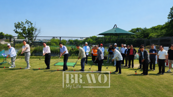 ▲15일 서울 강남구 강남탄천파크골프장에서 열린 ‘제1회 비바브라보배 강남3구 파크골프대회’에서 내빈들이 시타를 하고 있다. 서지희 기자 jhsseo@
