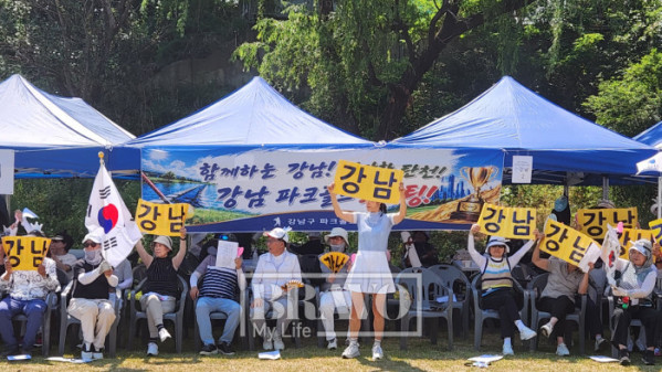 ▲15일 서울 세곡동 강남탄천파크골프장에서 ‘하나더넥스트와 함께하는 제1회 비바브라보배 강남3구 파크골프대회’에서 강남구파크골프협회가 응원하고 있다. 서지희 기자 jhsseo@