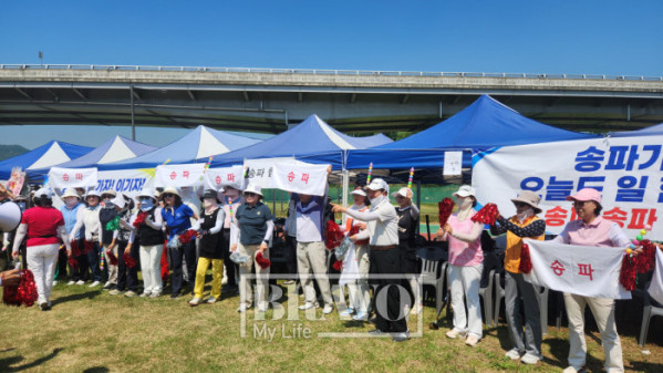 ▲15일 서울 세곡동 강남탄천파크골프장에서 ‘하나더넥스트와 함께하는 제1회 비바브라보배 강남3구 파크골프대회’에서 송파구파크골프협회가 응원하고 있다. 서지희 기자 jhsseo@