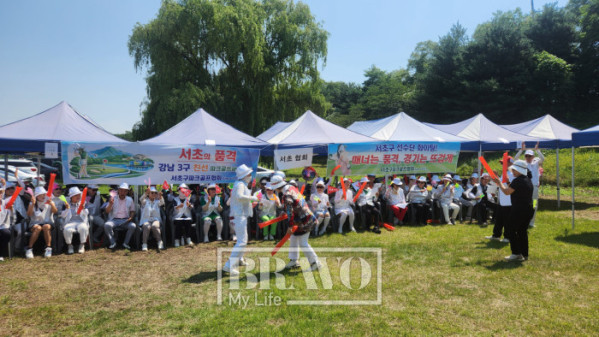 ▲15일 서울 세곡동 강남탄천파크골프장에서 ‘하나더넥스트와 함께하는 제1회 비바브라보배 강남3구 파크골프대회’에서 서초구파크골프협회가 응원하고 있다. 서지희 기자 jhsseo@