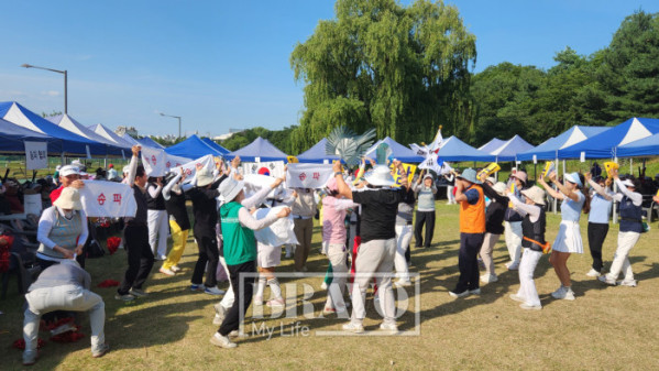 ▲15일 서울 세곡동 강남탄천파크골프장에서 ‘하나더넥스트와 함께하는 제1회 비바브라보배 강남3구 파크골프대회’에서 참가자들이 모두 한데 어우러져서 화합의 시간을 보내고 있다. 서지희 기자 jhsseo@