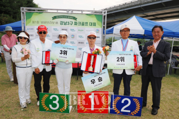 ▲15일 서울 세곡동 강남탄천파크골프장에서 열린 ‘하나더넥스트와 함께하는 제1회 비바브라보배 강남3구 파크골프대회’에서 1위 강남구, 2위 송파구, 3위 서초구를 기록하며 각 지역구의 협회장이 수상 후 이종재 이투데이그룹 부회장(맨 오른쪽)과 기념촬영을 하고 있다. 이준호 기자 jhlee@