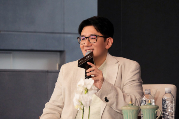 ▲하이브 사내 타운홀에서 루시안 그레인지 UMG 회장과의 대담을 진행하는 방시혁 하이브 의장(사진출처=하이브)