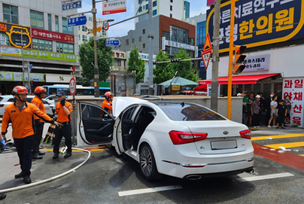 ▲지난 21일 부산 남구 대연동에서 70대 운전자가 몰던 승용차가 인도로 돌진해 보행자들을 덮치는 사고가 발생했다. 이 사고로 보행자 2명이 숨지고, 부상자들이 병원으로 옮겨졌다.(부산소방재난본부 제공)
