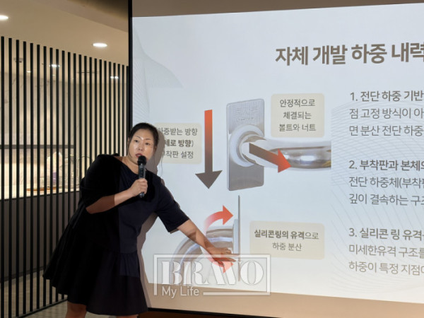 ▲25일 '비바브라보 클럽' 4회차 모임에서 진성은 (주)누막 이사가 체험 제품인 '효자봉'을 소개하고 있다.
