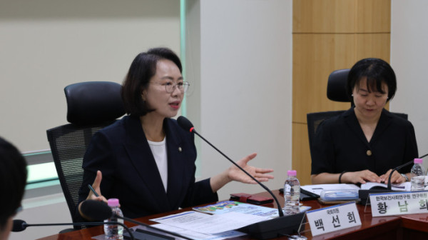 ▲백선희 조국혁신당 의원이 ‘신중년 지원 제도 개선을 위한 국회 토론회’에서 신중년 지원 제도의 필요성에 대해 발언하고 있다.(조국혁신당 백선희 국회의원실)