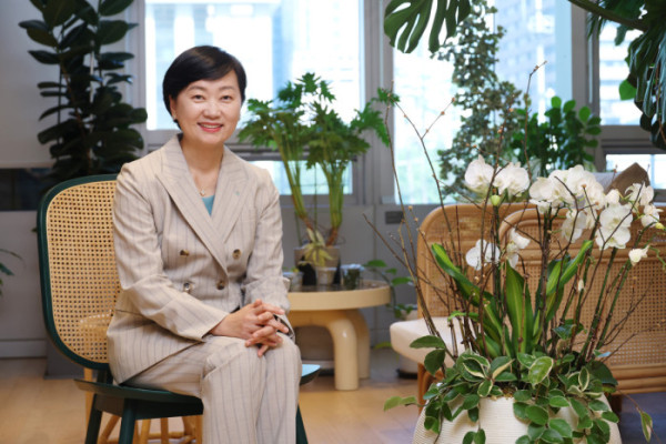 ▲이은정 하나은행 하나더넥스트 본부장이 서울 중구 KEB하나은행 본점에서 브라보마이라이프와 인터뷰에 앞서 포즈를 취하고 있다. 고이란 기자 photoeran@