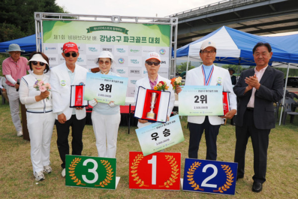 ▲ 6월 15일 서울 세곡동 강남탄천파크골프장에서 열린 ‘하나더넥스트와 함께하는 제1회 비바브라보배 강남3구 파크골프대회’에서 1위 강남구, 2위 송파구, 3위 서초구를 기록하며 각 지역구의 파크골프협회장이 수상 후 이종재 이투데이 부회장(맨 오른쪽)과 기념촬영을 하고 있다. 이준호 기자 jhlee@