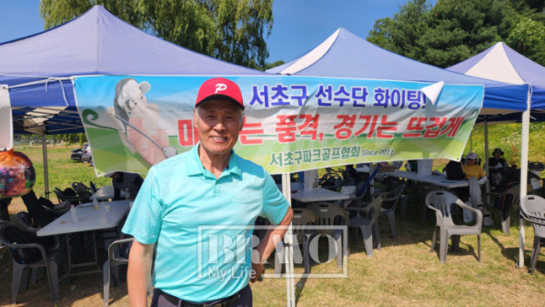 ▲박해종 전 프로야구선수가 서초구파크골프협회 부스 앞에서 사진 촬영을 하고 있다. 서지희 기자 jhsseo@
