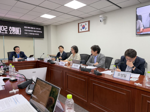 ▲중장년기본법 제정을 위한 정책간담회에서 이기영 부산대 교수가 법안의 방향과 생애전환 지원 필요성에 대해 발언하고 있다.(이준호 기자)