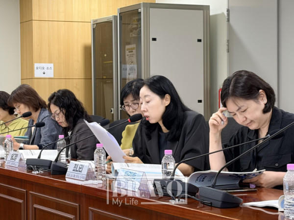 ▲30일 서울 여의도 국회의원회관에서 '지역사회통합돌봄, 성인지 관점에서의 대안모색' 토론회에서 최나리 젠더로 다시 여는 연구소 연구위원이 발표를 하고 있다.(박지수 기자 jsp@)