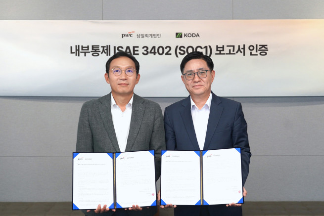 ▲삼일PwC 본사에서 진행된 ‘내부통제 ISAE(SOC1) 보고서 인증’ 기념 행사에서 홍준기(왼쪽부터) 삼일PwC 감사부문 대표와 조진석 KODA 대표이사가 기념 촬영을 하고 있다. (제공=삼일PwC)
