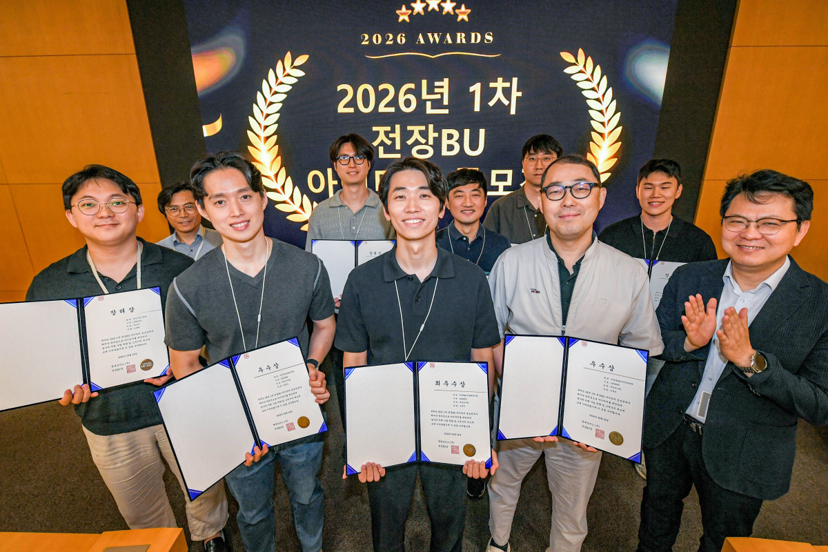 ▲현대모비스가 ‘2026 전장기술 아이디어 공모전' 시상식에서 우수 아이디어 수상자들에게 상장을 수여하고 격려했다. (사진=현대모비스)