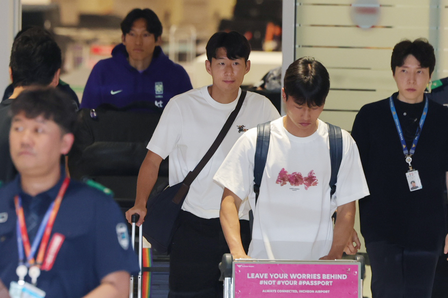 ▲2026 북중미 월드컵을 마친 한국 축구대표팀 손흥민, 엄지성, 김승규가 1일 인천국제공항 제2여객터미널을 통해 귀국하고 있다. (연합뉴스)