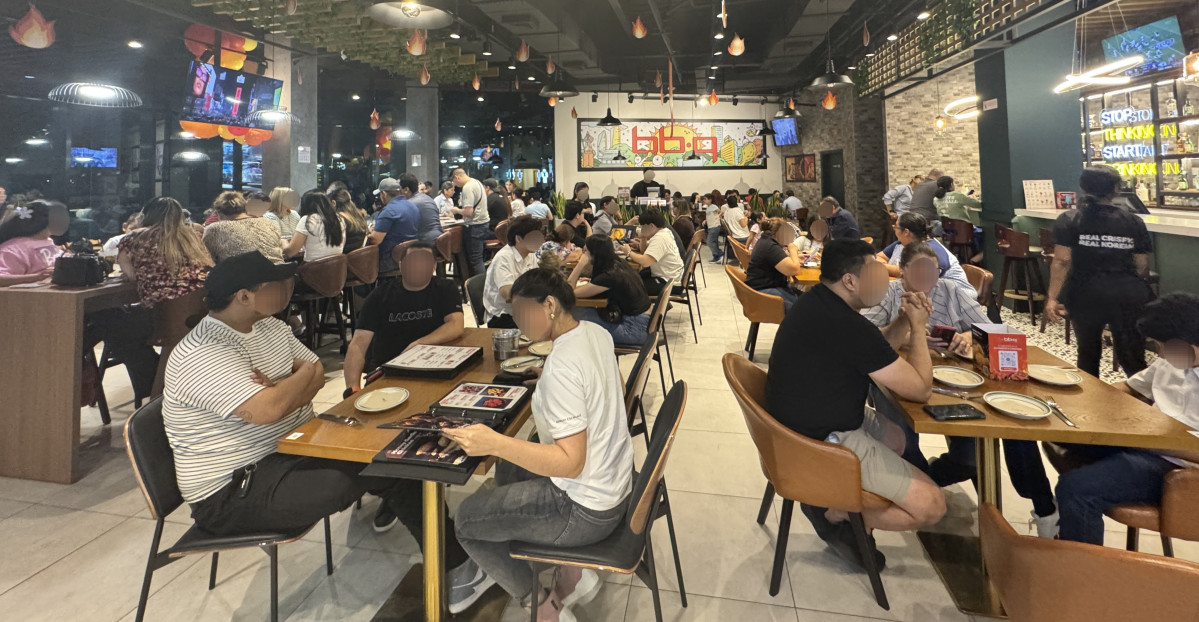 ▲지난 2월, BBQ가 온두라스 산페드로술라(San Pedro Sula)시에 운영중인 마스데발 플라자(Masdeval Plaza)점을 방문한 현지인과 관광객들이 BBQ 치킨을 즐기고 있다. (사진제공=BBQ)