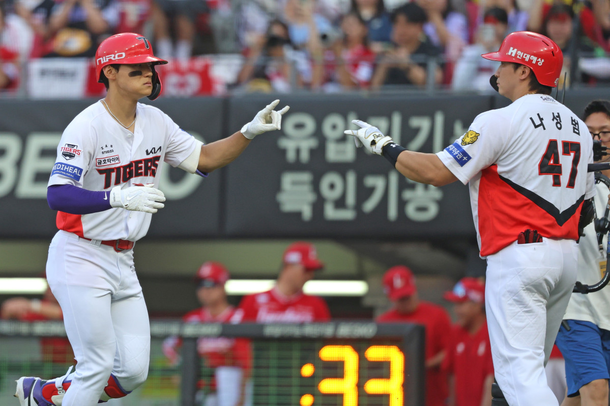 ▲김도영은 30일 광주 기아챔피언스필드에서 열린 2026 신한 SOL KBO리그 SSG 랜더스와 홈경기에서 시즌 24호와 25호 홈런을 잇달아 쏘아 올렸다. 사진은 이날 경기에서 홈런을 친 뒤 세리머니를 하는 김도영. (사진제공=KIA 타이거즈)