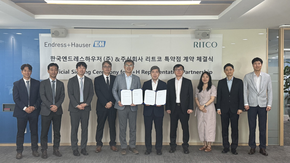 ▲30일 서울 영등포구 한국엔드레스하우저 사옥에서 리트코 박종운 대표(오른쪽에서 다섯 번째), 한국엔드레스하우저 김영석 대표(오른쪽에서 여섯 번째) 및 임직원들이 기념사진을 촬영하고 있다. (사진제공=리트코)