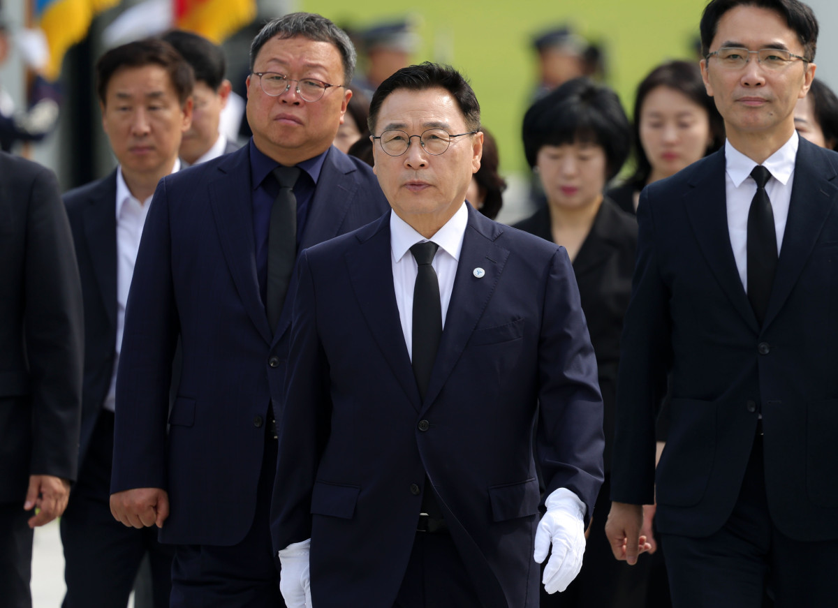 ▲정근식 서울시교육감이 1일 오전 서울 동작구 국립서울현충원을 찾아 참배를 위해 현충탑으로 향하고 있다. (뉴시스)