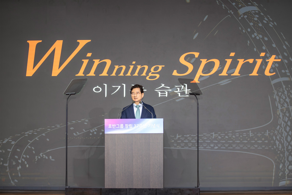 ▲김선규 호반그룹 회장이 지난달 30일 서울 서초구 본사에서 열린 창립 37주년 기념식에서 기념사를 하고 있다. (사진제공=호반건설)