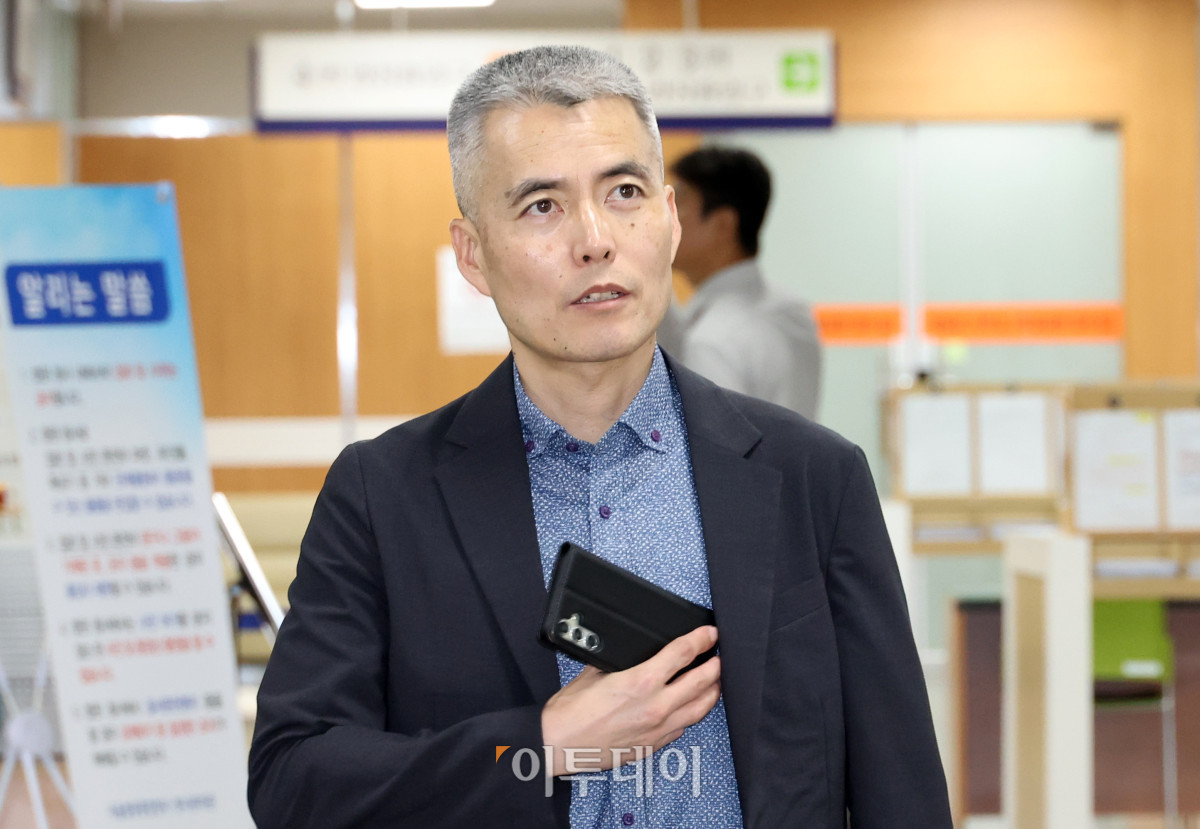 ▲채 상병 순직 사건 수사외압 의혹과 관련해 모해위증 혐의를 받는 김화동 해병대2사단 1여단장(대령)이 1일 서울 서초구 서울중앙지법에서 열린 1차공판에 출석하고 있다. 고이란 기자 photoeran@