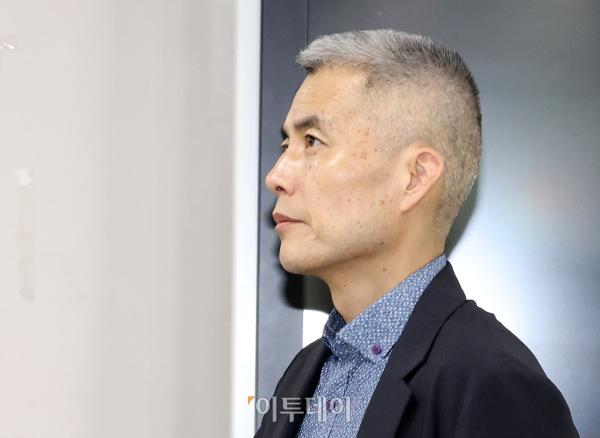 ▲채 상병 순직 사건 수사외압 의혹과 관련해 모해위증 혐의를 받는 김화동 해병대2사단 1여단장(대령)이 1일 서울 서초구 서울중앙지법에서 열린 1차공판에 출석하고 있다. 고이란 기자 photoeran@