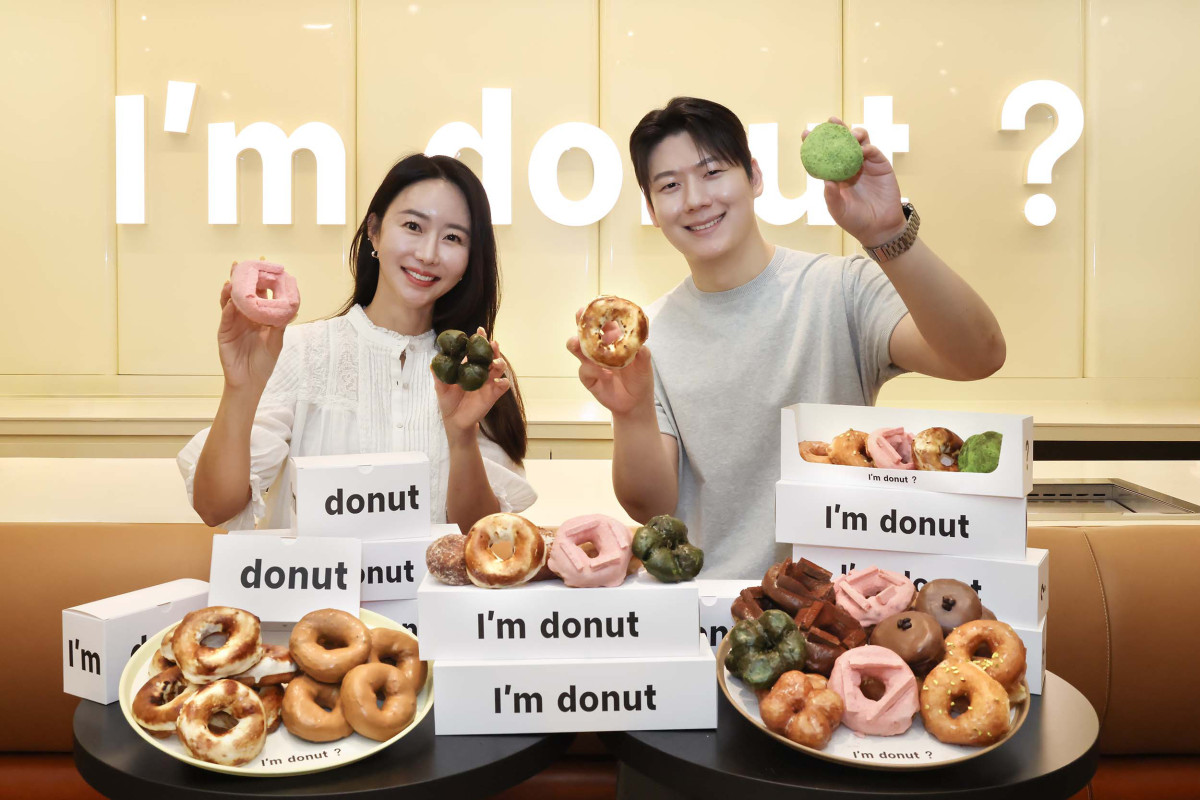 ▲모델이 신세계백화점 강남점 지하 1층 스위트파크 아임도넛 제품을 소개하고 있다. (사진제공=신세계백화점)