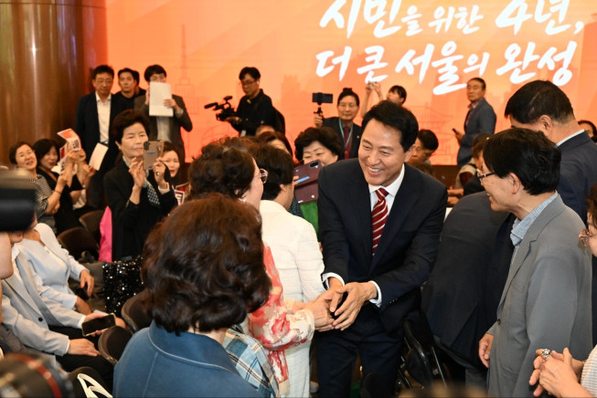 ▲오세훈 서울시장이 1일 제40대 서울시장 취임식에서 참석자들과 인사를 나누고 있다. (사진제공=서울시)