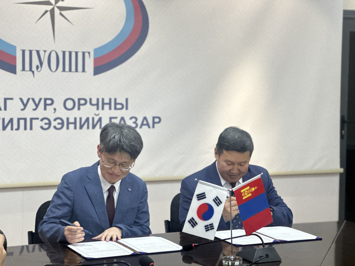 ▲KTL 고영환 기후환경본부장과 NAMEM Erkhembayar BATTULGA 청장이 협약서에 서명하고 있다. (사진제공=KTL)