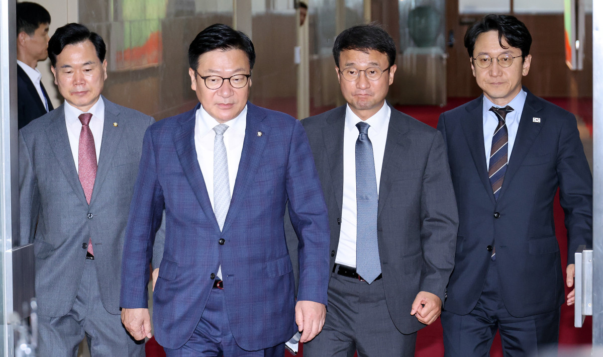 ▲더불어민주당 한병도 원내대표와 천준호 원내운영수석부대표, 국민의힘 정점식 원내대표와 김승수 원내운영수석부대표가 지난달 30일 국회에서 국회의장 주재 회동을 마친 뒤 운영위원장실로 향하고 있다. 사진=연합뉴스