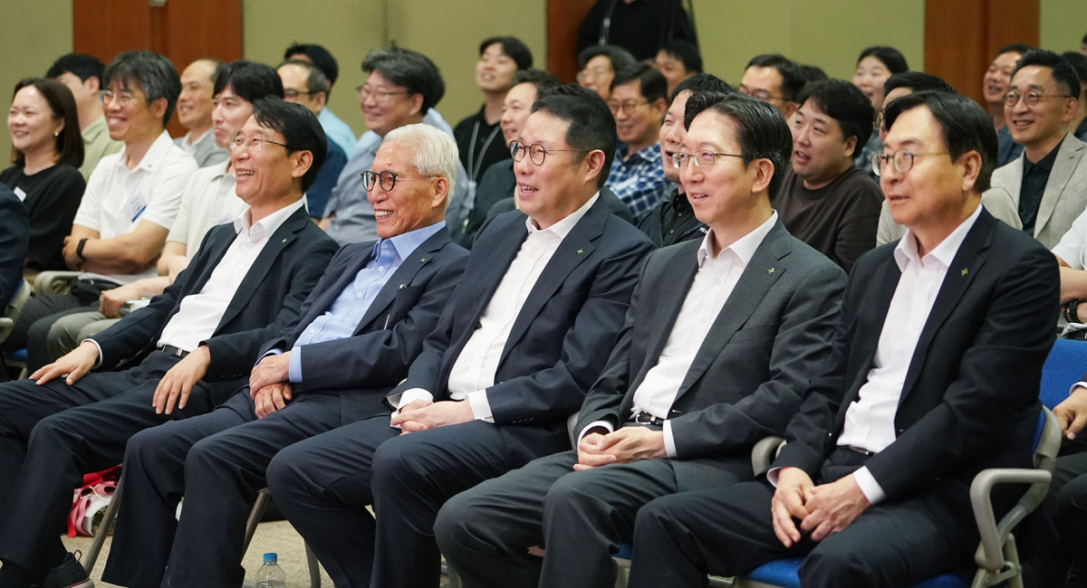 ▲김규영 HS효성 회장(앞줄 왼쪽부터 두번째), 조현상 HS효성 부회장(앞줄 왼쪽부터 세번째)을 비롯한 경영진들과 임직원들이 HS효성 창립 2주년 행사에 참석했다. (사진제공=HS효성)