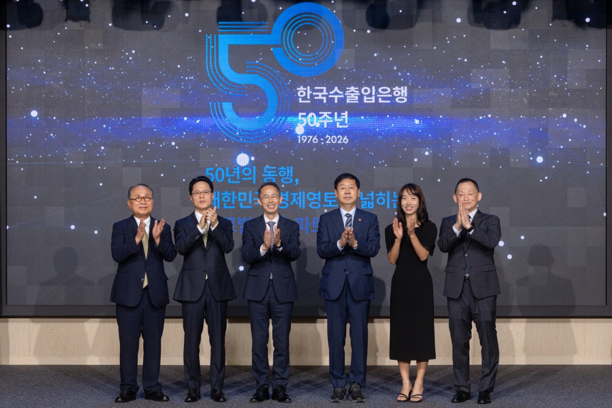 ▲(사진 왼쪽부터) 조성용 대두식품 대표, 박상현 두산에너빌리티 대표, 황기연 한국수출입은행장, 구윤철 경제부총리 겸 재정경제부 장관, 정은주 수은 노조위원장, 장태영 네오플램 대표 등 참석자들이 1일 서울 여의도 수은 본점에서 열린 '한국수출입은행 창립 50주년 기념식' 행사에서 기념 촬영을 하고 있다. (사진제공=한국수출입은행)