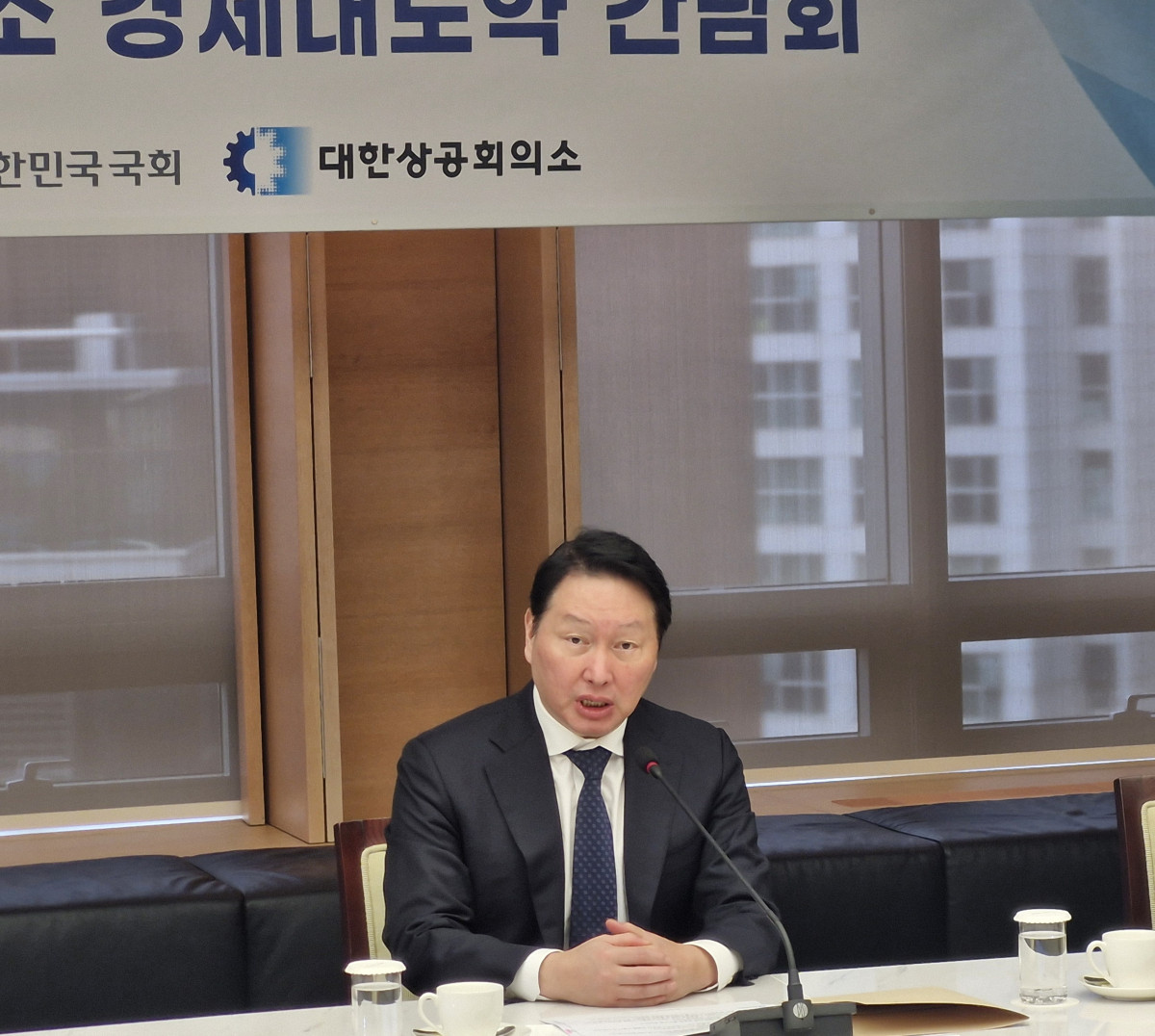 ▲최태원 대한상공회의소 회장이 1일 서울 중구 대한상의 챔버라운지에서 열린 '국회의장-대한상공회의소 경제대도약 간담회'에서 인사말을 하고 있다. 손희정 기자 sonhj1220@