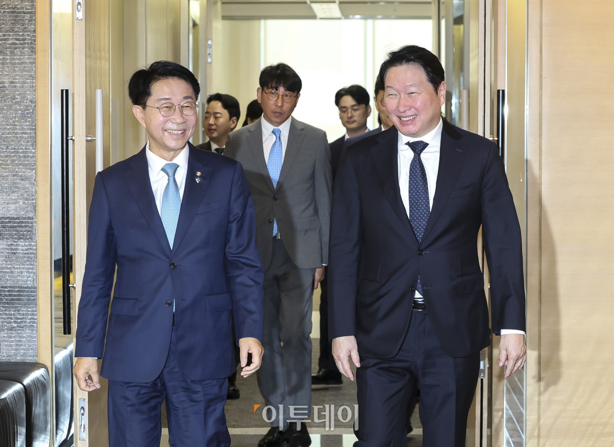 ▲최태원 대한상공회의소 회장과 조정식 국회의장이 1일 오전 서울 중구 대한상공회의소에서 열린 '국회의장-대한상공회의소 경제대도약 간담회'에 참석하고 있다. 이날 간담회에서는 국회와 경제계가 민생경제 회복 및 지속가능한 성장 기반 마련을 위한 협력 방안을 모색하고, 인공지능(AI) 정책과 지역 경제 활성화 등 미래 성장 동력 확보를 위한 주요 현안을 논의한다. 고성준 기자 joonko1@