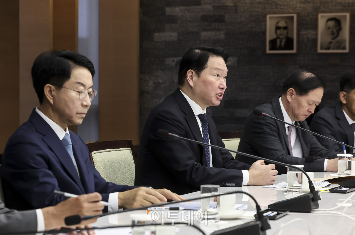 ▲최태원 대한상공회의소 회장이 1일 오전 서울 중구 대한상공회의소에서 열린 '국회의장-대한상공회의소 경제대도약 간담회'에서 인사말을 하고 있다. 이날 간담회에서는 국회와 경제계가 민생경제 회복 및 지속가능한 성장 기반 마련을 위한 협력 방안을 모색하고, 인공지능(AI) 정책과 지역 경제 활성화 등 미래 성장 동력 확보를 위한 주요 현안을 논의한다. 고성준 기자 joonko1@