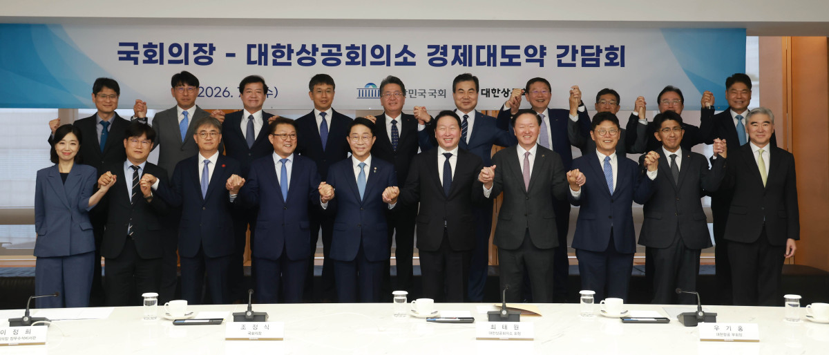 ▲대한상공회의소 경제대도약 간담회: 조정식 국회의장과 최태원 대한상의 회장이 참석자들과 기념촬영을 하고 있다.(앞줄 왼쪽부터 장현주 공보소통수석비서관, 윤상은 정책수석비서관, 한채양 이마트 사장, 박승희 삼성전자 사장, 조정식 국회의장, 최태원 대한상의 회장, 우기홍 대한항공 부회장, 이형희 SK 부회장, 김승모 한화 사장, 성김 현대차 사장뒷줄 왼쪽부터 이왕휘 외교안보수석비서관, 이정희 정무수석비서관, 성낙양 HS효성첨단소재 대표이사, 류근찬 HD현대 부사장, 하범종 LG 사장, 임성복 롯데지주 커뮤니케이션실장, 양원준 포스코홀딩스 부사장, 최누리 GS 부사장, 금동근 두산 사장, 허민회 CJ 사장) (사진제공=대한상의)
