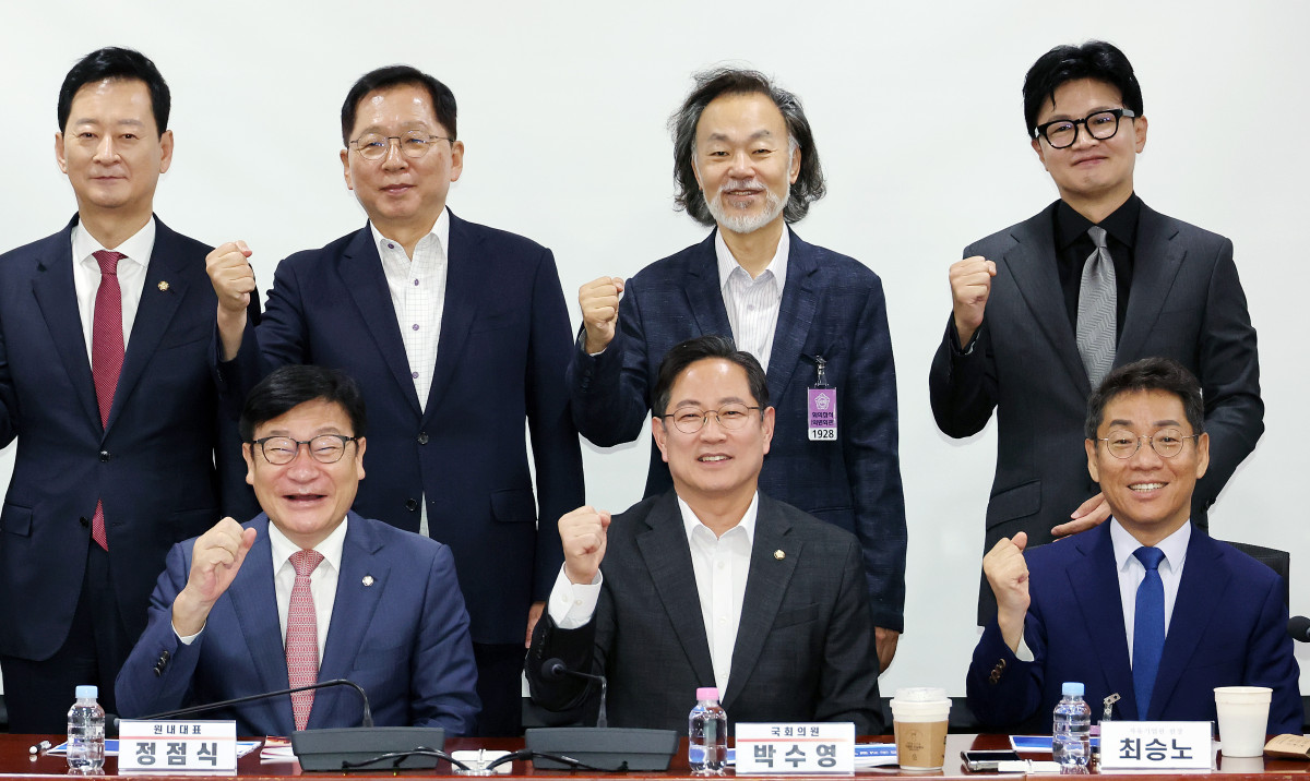 ▲국민의힘 정점식 원내대표(아랫줄 왼쪽)와 무소속 한동훈 의원(윗줄 오른쪽) 등 참석자들이 1일 국회 의원회관에서 열린 '상속세 개편의 경제적 효과' 토론회에서 기념 촬영을 하고 있다. (연합뉴스)