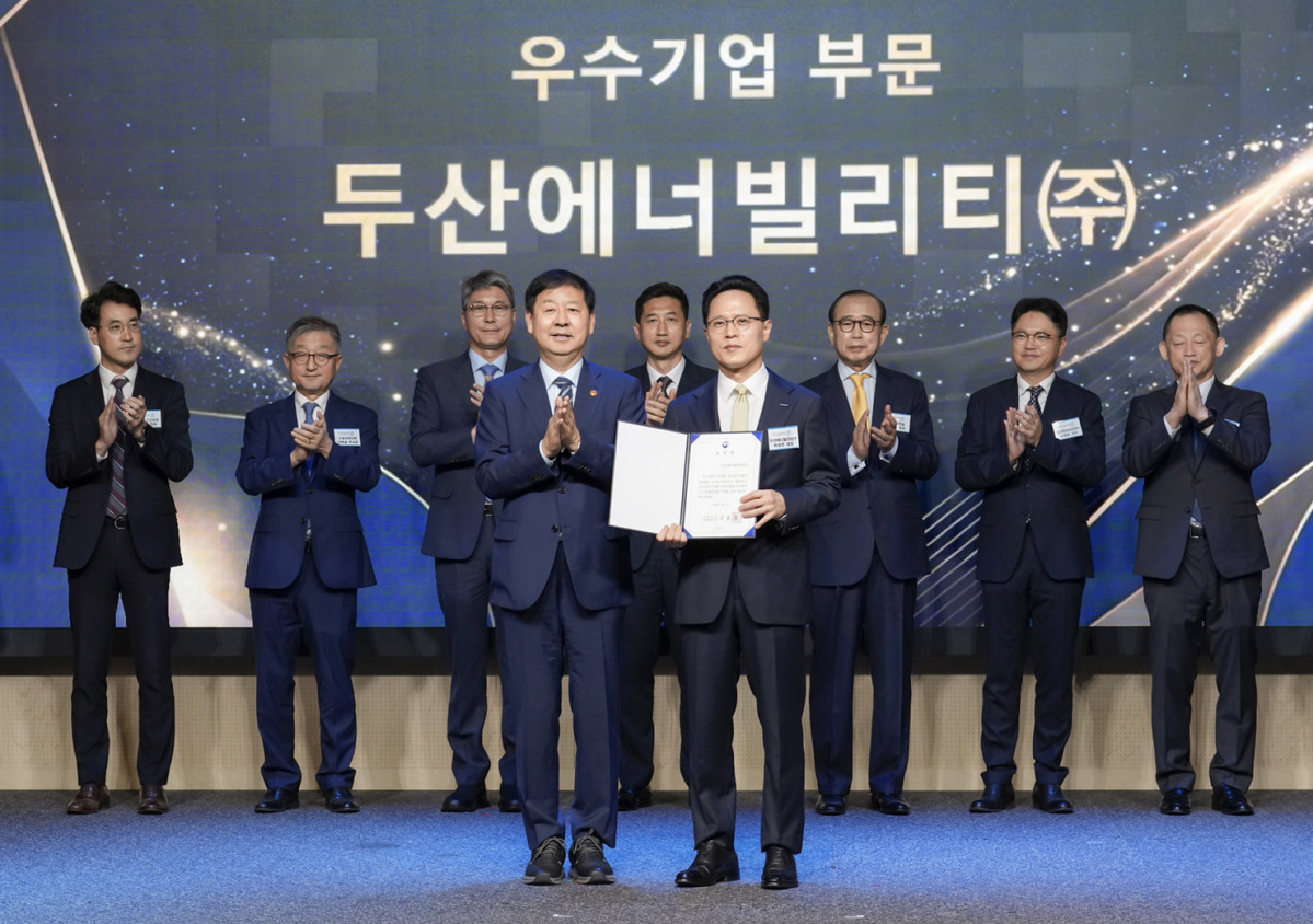 ▲1일 열린 ‘한국수출입은행 창립 50주년 기념식’에서 두산에너빌리티 박상현 사장(앞줄 오른쪽)이 구윤철 경제부총리(앞줄 왼쪽)로부터 표창을 받고 기념촬영을 하고 있다. (사진제공=두산에너빌리티)