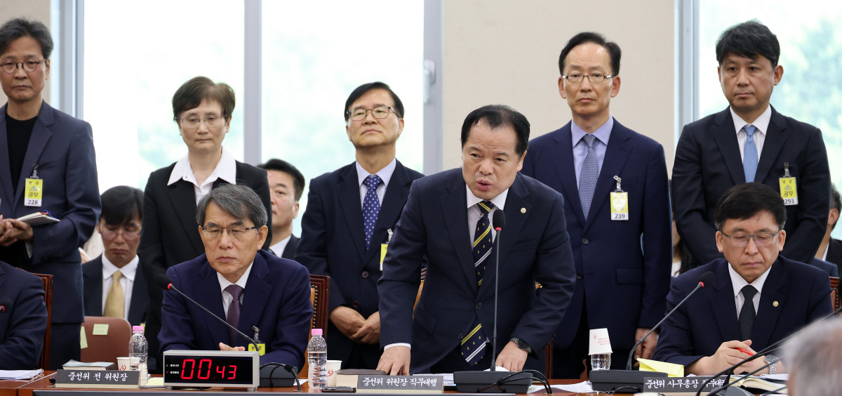 ▲중앙선관위 위철환 위원장 직무대행과 위원들이 1일 국회에서 열린 '제9회 전국동시지방선거 투표용지 부족 사태 등 국민 참정권 침해 진상규명 및 선거관리 개혁을 위한 국정조사 특별위원회' 제3차 전체회의에서 의원 질의에 답하고 있다. (연합뉴스)